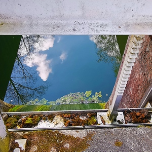 Reflet du ciel dans l'eau d'une écluse et système de porte - Belgique  - collection de photos clin d'oeil, catégorie clindoeil